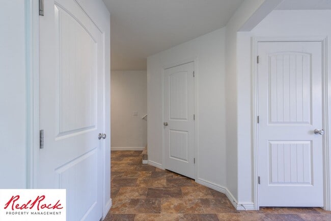 Building Photo - End Unit Fossil Hills Townhome with 3 Beds and 2.5 Baths