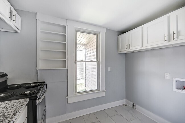 Building Photo - Charming 4 bedroom, 1 bathroom
