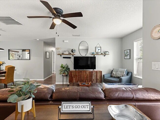Building Photo - Beautifully updated 3 bedroom, 2 bath home.