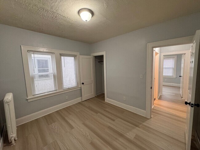 Building Photo - 1429-1431 Knox Ave N