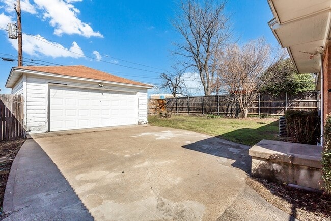 Building Photo - 2625 San Medina Ave