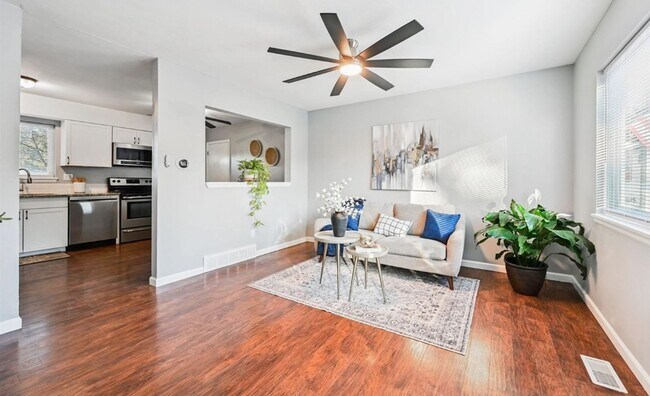Building Photo - Beautiful 3 Bed, 2 Bath Split-Level Home w...
