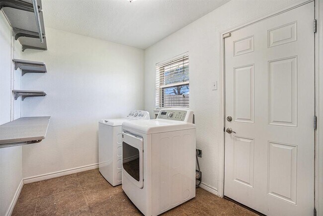 Building Photo - 1502 Ivie Lee St
