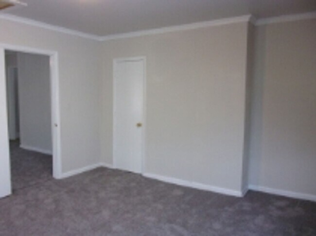 Building Photo - 526 Leslie St