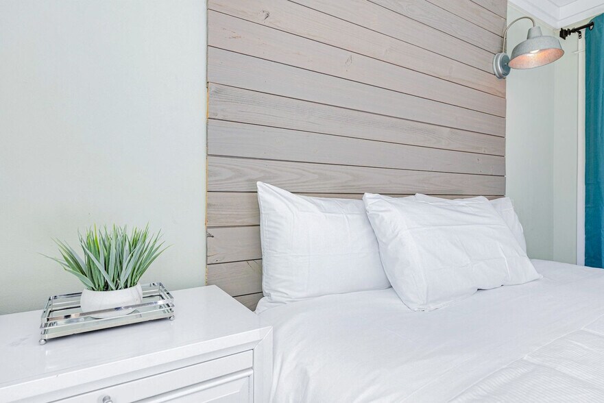 Building Photo - 885 Santa Rosa Blvd