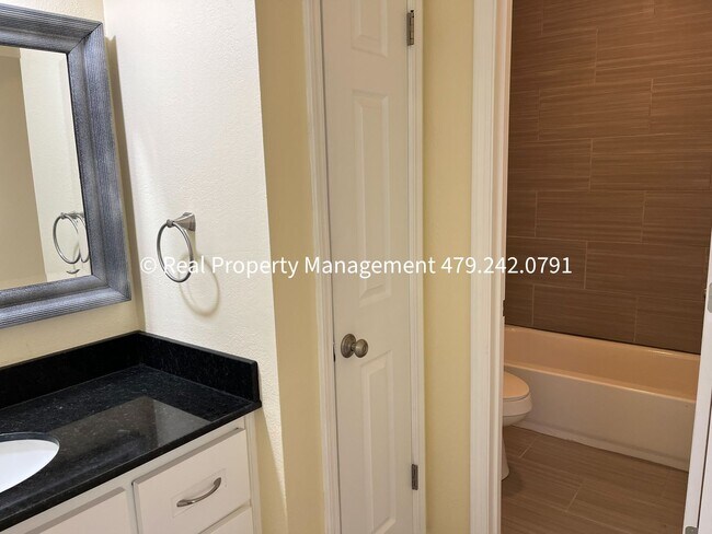 Building Photo - MOVE IN READY! Beautiful 3B/2B Newly Remod...