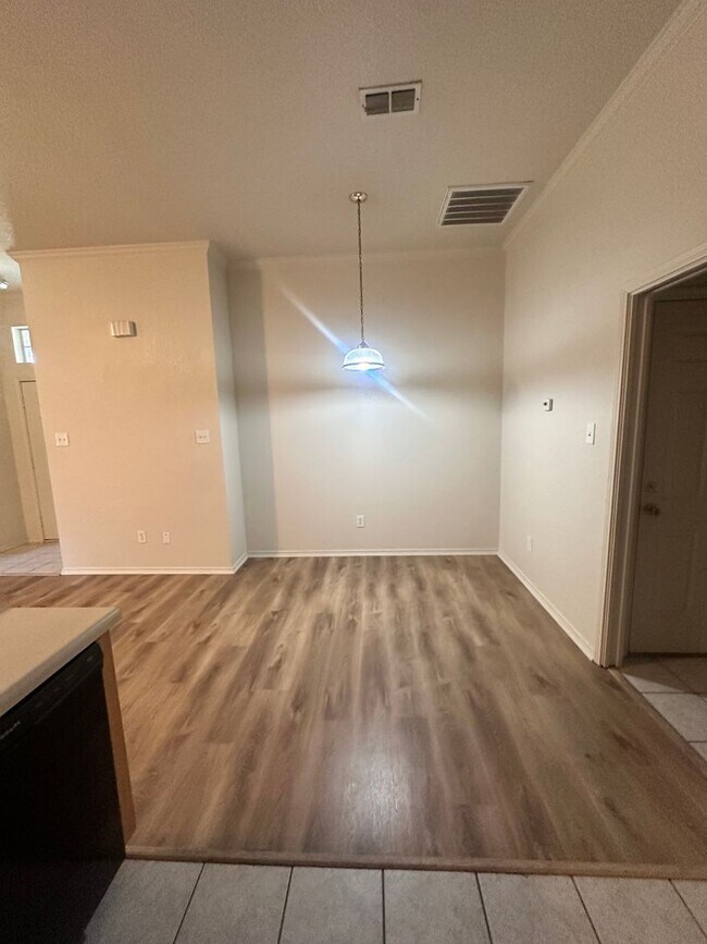 Building Photo - 3/2/2 in a quiet neighborhood located right in the heart of Weatherford.