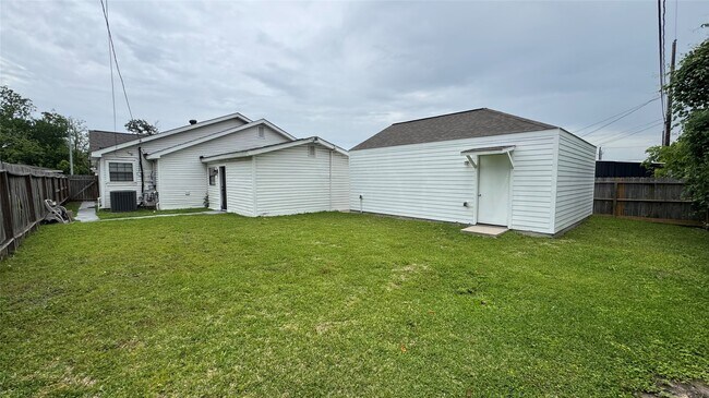 Building Photo - 221 Hyta St