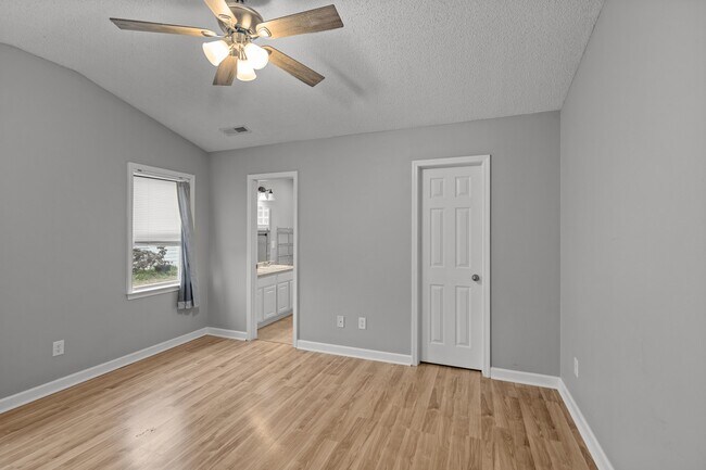 Building Photo - 202 Fairmount Way