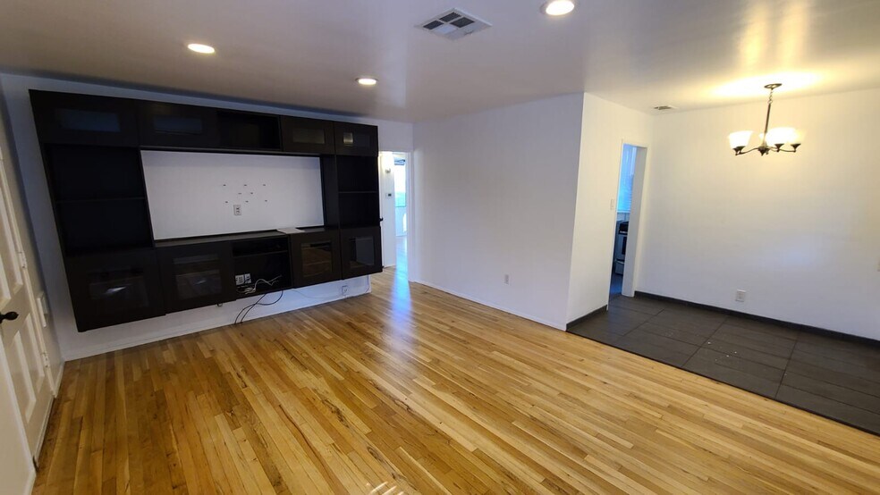 Living Room - 539 N Rosemary Ln