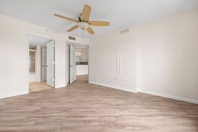 Building Photo - Resort-Style Living in the Heart of Fort Myers