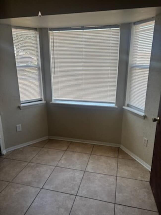 Building Photo - VERY NICE HOME IN THE RIDGECREST AREA. PETS NEGOTIABLE WITH OWNERS APPROVAL