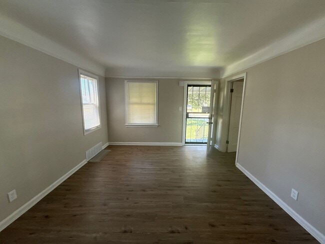 Building Photo - This beautifully updated 3-bedroom, 1-bath...