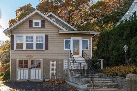 This historical bungalow is excited to welcome you! - 186 Linwood St