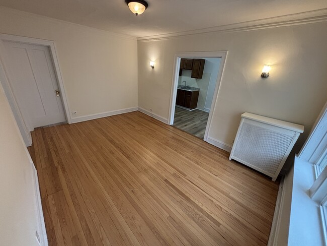 Building Photo - 2216 W Thome Ave