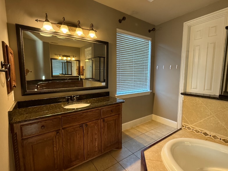 Building Photo - 1529 Evanvale Dr