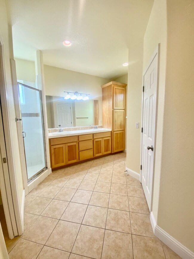 Building Photo - West Davis 5 Bedroom Home