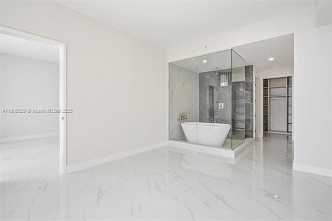 Building Photo - 700 NE 24th St