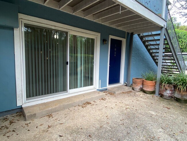 Building Photo - *Choose Your Special!* Spacious Fully Renovated 2-Bedroom Apartment in Alamo Heights ISD