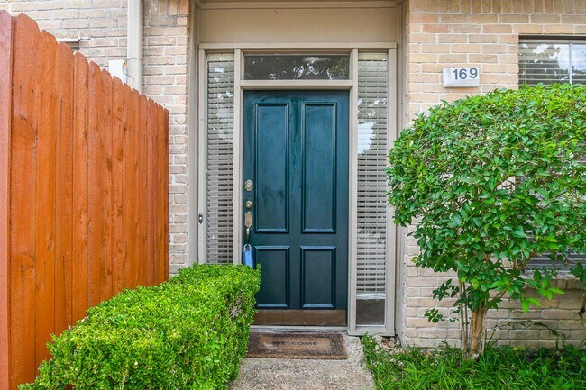 Building Photo - 2100 Tanglewilde St