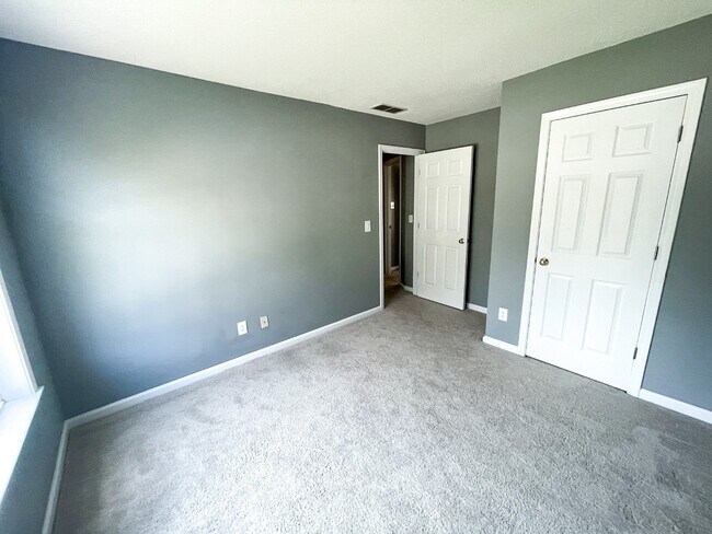 Building Photo - Beautiful fenced in Corner Lot!