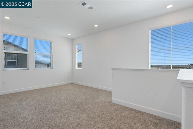 Building Photo - 300 Hideaway Ln