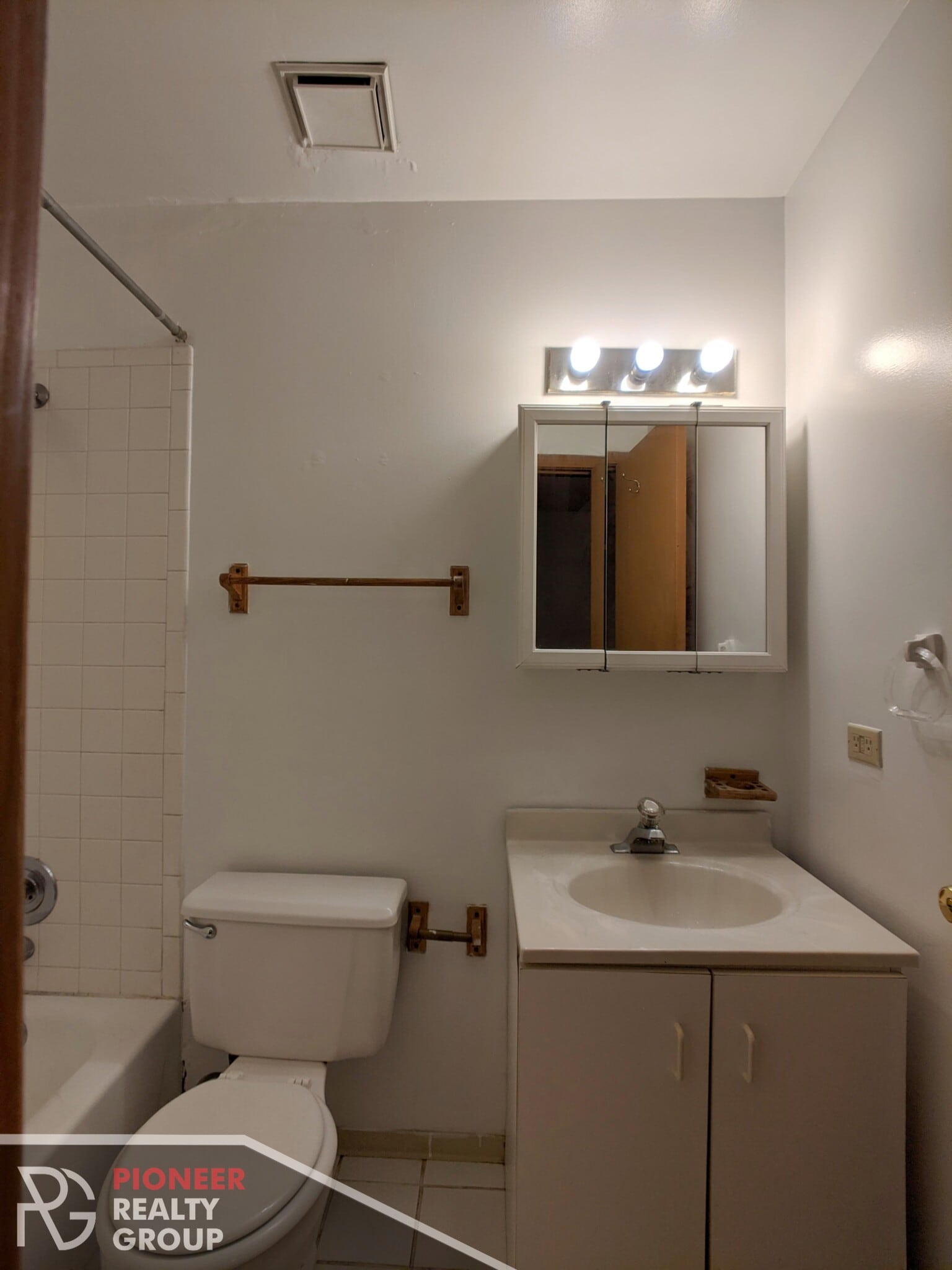 Building Photo - 633 W Barry Ave