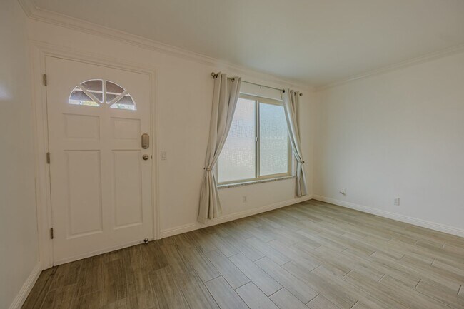 Building Photo - Beautifully Remodeled 1 BD, 1 Mile to beach