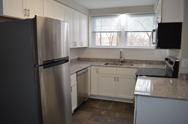 Building Photo - Large Renovated 1 Bedroom