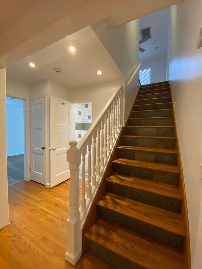 Building Photo - Long Beach: 4 bedroom 3 bath with Spacious...