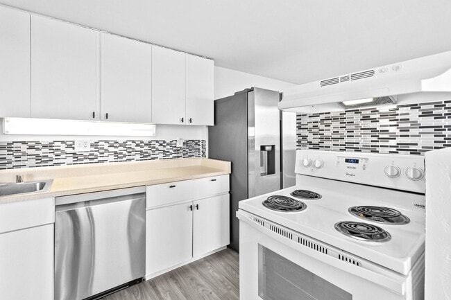 Building Photo - Welcome to your urban oasis!