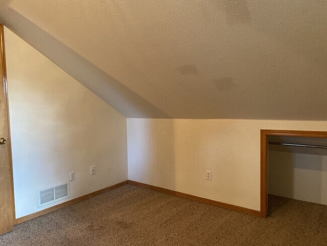 Building Photo - STUDENTS WELCOME! Single-Family Home Walking Distance to CSU!
