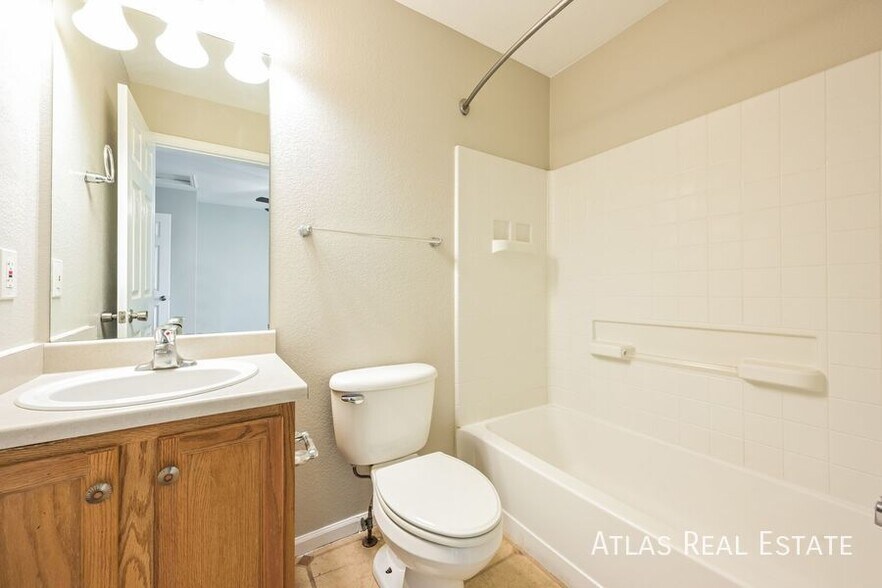 Building Photo - 5563 N Ensenada St