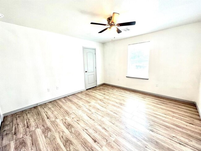 Building Photo - 1242 Chevy Chase Dr
