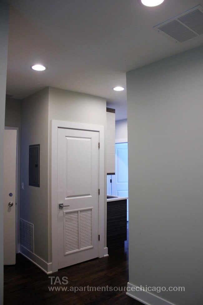 Building Photo - 3917 N Janssen Ave