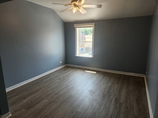 Building Photo - 106 W Comanche Ave