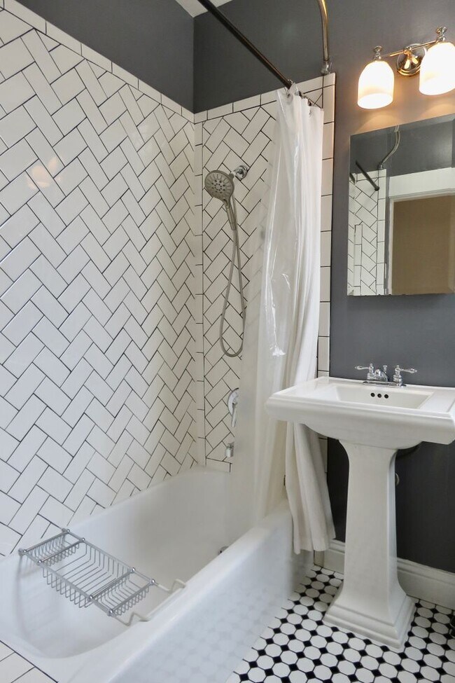 Building Photo - Freshly Updated Pet Friendly First Floor with Parking and Laundry