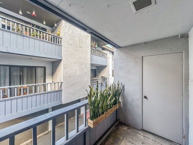 Building Photo - Beautiful 2BD/2BA W/ Private Balcony and In-Unit Laundry in Midway District! Move-in Special Deta...