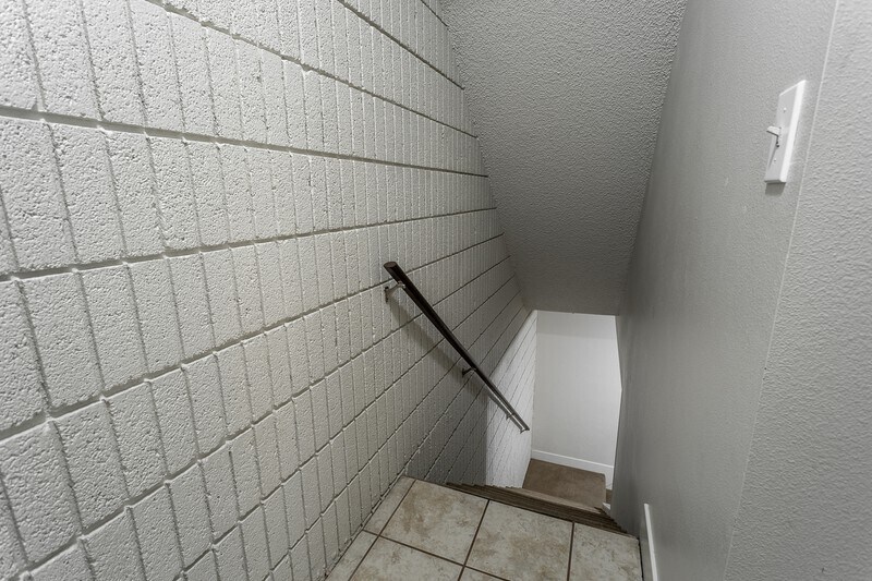 Building Photo - 781 N Valley View Dr