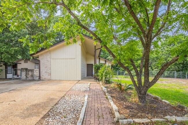 Building Photo - 2520 Bitter Creek Dr
