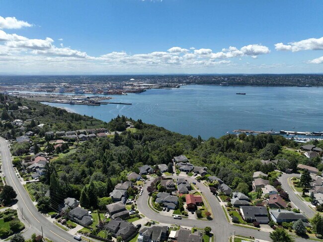 Building Photo - Sophisticated and Elegant home is located in Harbor Ridge at Browns Point. Spacious 4 bedroom, 4 ...