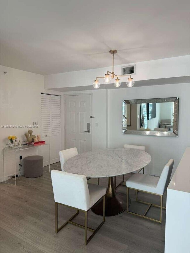 Building Photo - 1155 Brickell Bay Dr