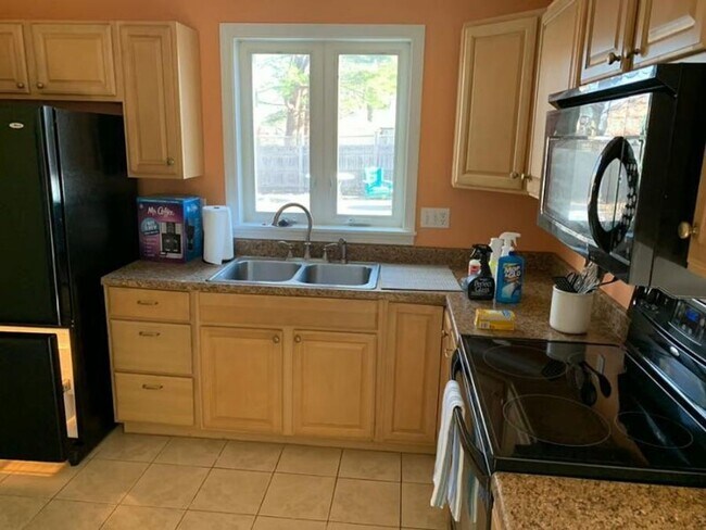 Building Photo - 22 Cedar St