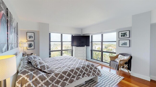 Building Photo - 77 Crandon Blvd