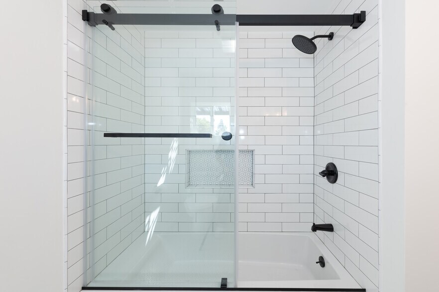 BATHROOM 1 SHOWER TUB - 1011 N Florence St