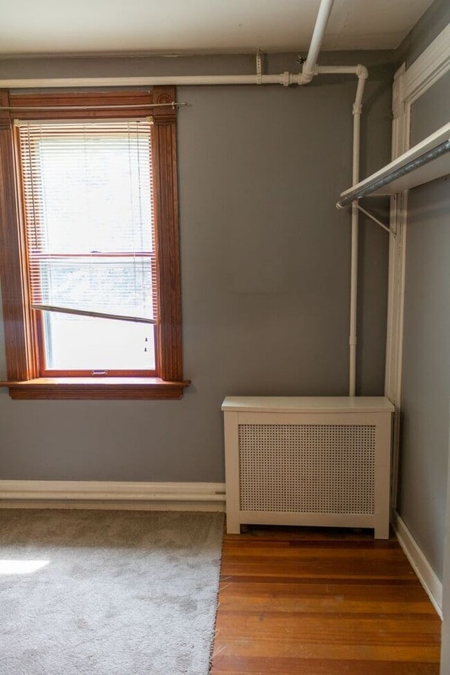 Building Photo - $2,100 | 3 Bedroom, 2 Bathroom House | Pet...