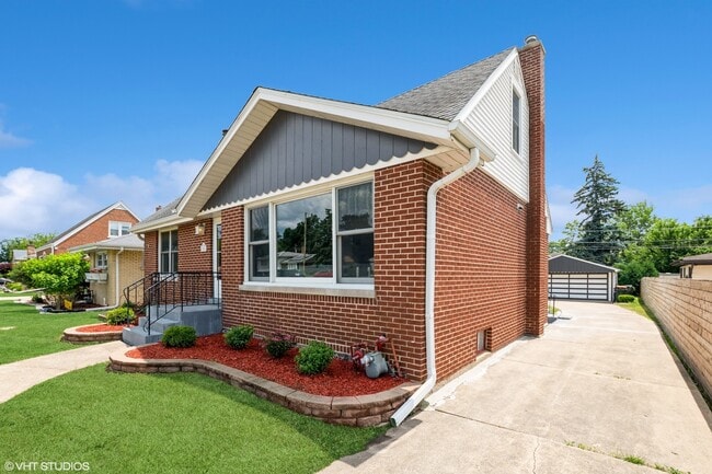 Building Photo - 1001 Oakton St