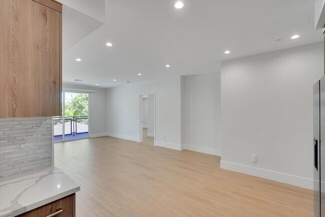 Building Photo - Riverside 4 Lease