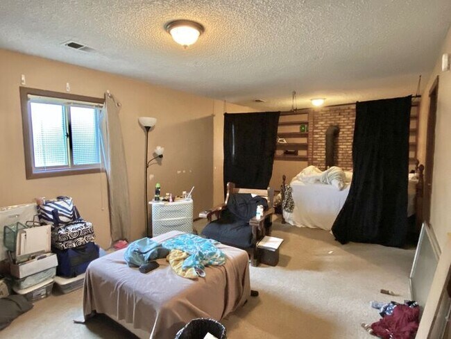 Building Photo - Large 4 Bedroom/2 Bath Bi-Level Home with ...