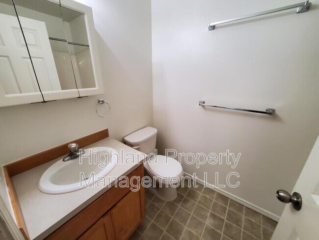 Building Photo - 324 NE Whitman St